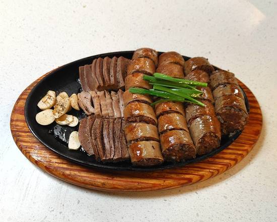 grilled korean style blood sausage and organs on a hot plate (모듬순대 (순대 + 내장) 猪级胃血场及內班拼盘)