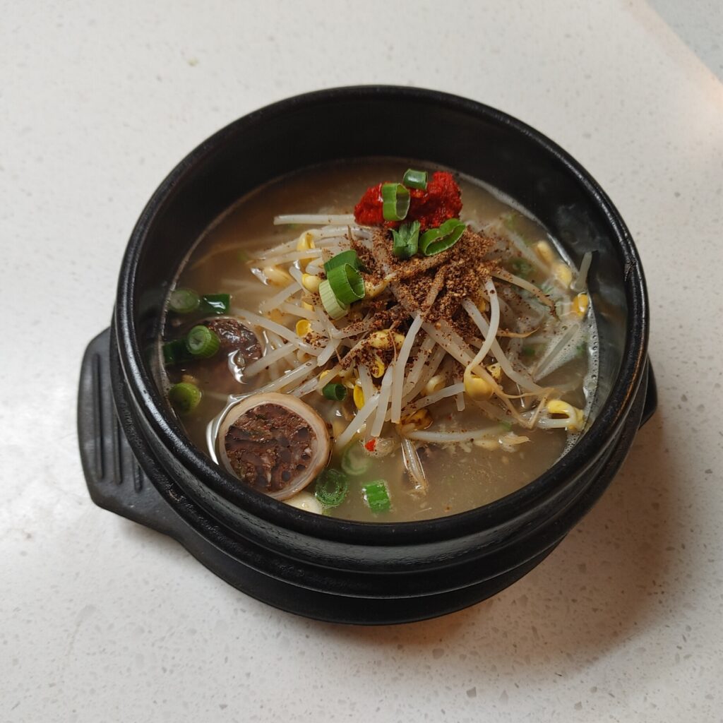large soup with korean style blood sausage and organs (특 막창순대국 (곱배기 순대 + 내장) 特选猪皱胃血肠汤饭)